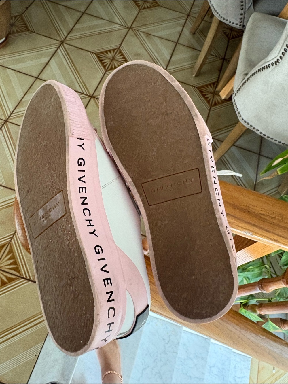 Authentic Givenchy Pink and White Leather Low-Top Sneakers - Picture 3 of 8